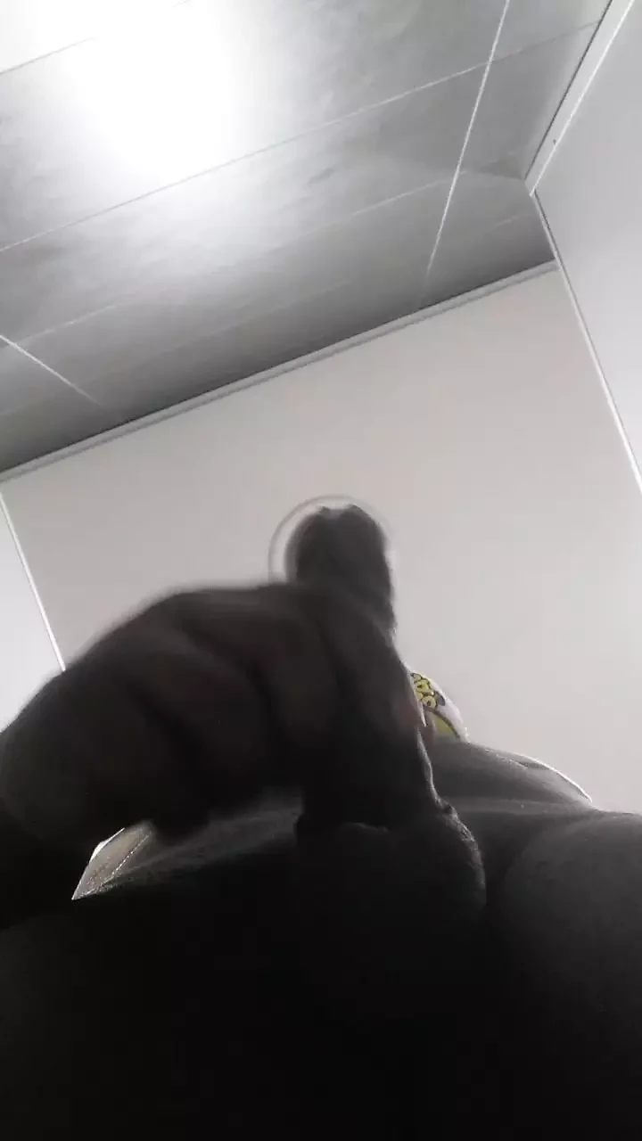 Lelaki Afrika di tandas awam