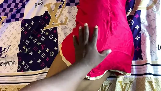 Она не была в трусиках, когда я прокрался в ее комнату