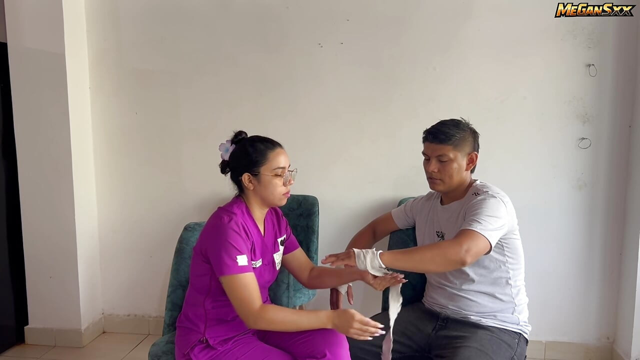 ENFERMERA CULONA SE FOLLA A SU PACIENTE CUANDO EL DOCTOR SE VA.