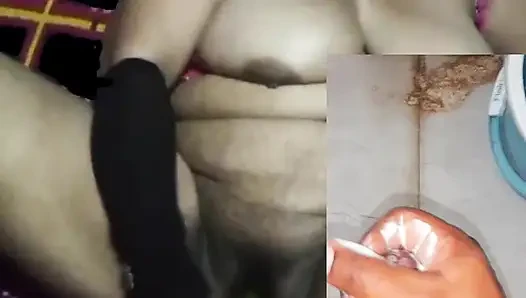 Hintli ev hanımı kocasına çok aç evli kadınla görüntülü görüşme yapıyor