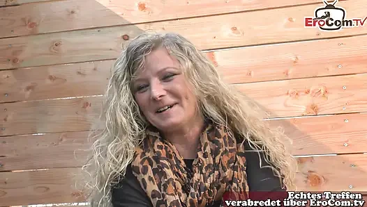 Deutsche Reife Nachbarin masturbiert im Garten bis zum Orgasmus