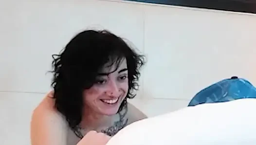 Süper seksi minyon dövmeli genç kız yarak emiyor - derleme 3
