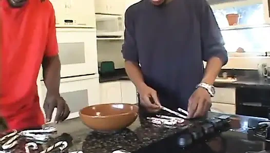 Wanita rambut pirang dengan sepatu hak tinggi didobel penetrasi saat seks threesome antar ras