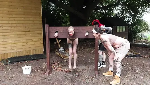 Çıplak aşağılayıcı kız stoklara konur ve aşağılanıyor