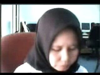 Индонезия - Ibu Jilbab Tudung Depan перед вебкамерой