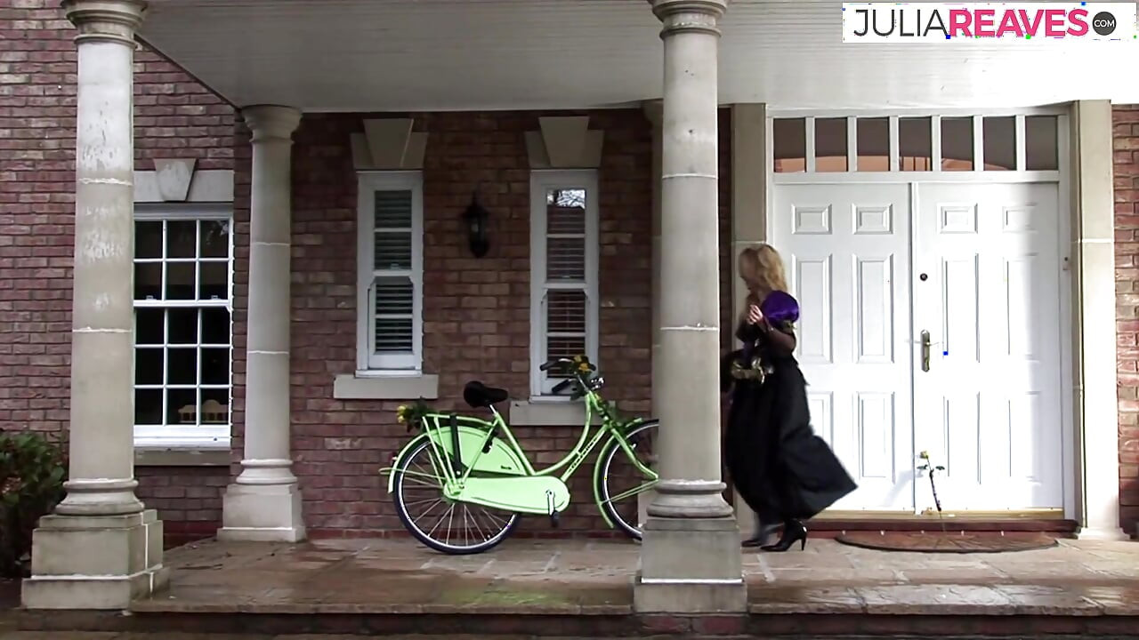 Blondine buigt voorover als poesje wordt geboord door een monsterlul