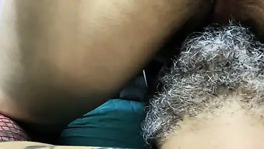 Я обнаружил, что уборщица примеряет нижнее белье моей жены, и она согласилась позволить мне принять его, если я ничего не скажу