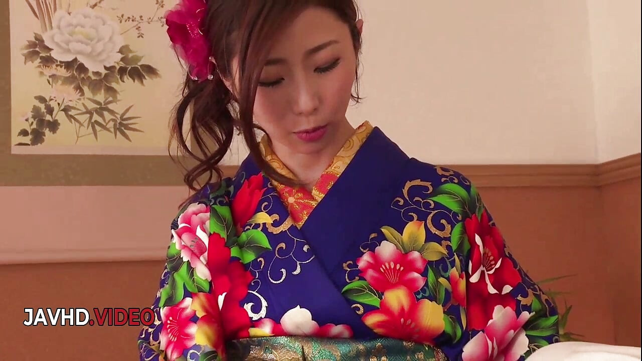 Ayumi Shinoda u seksi kimonu daje intenzivnu japansku pušenje