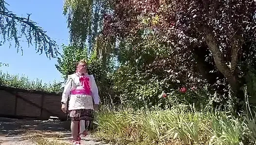 Bir gün için bahçıvan kıyafeti içinde