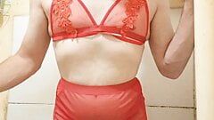 Garoto vestindo lingerie sexy feminina vermelha