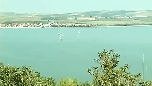 Das behaarte teen wird von einem älteren typen im freien gefickt