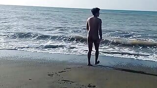 हॉट एशिया कमसिन लड़का समुद्र तट पर वीर्य निकालता है