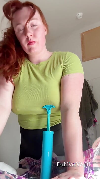 Solo Seksi crvenokosa doživljava orgazme umjesto pakiranja i kretanja