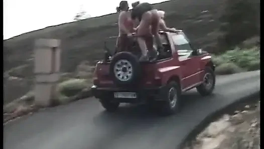 Bazı sürücülere yarağı dava eden olgun sürtükler için yolda seks