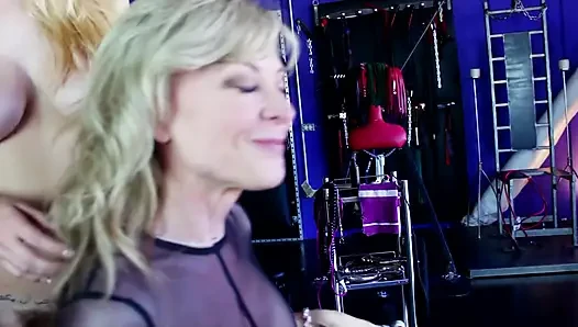 Aksi hot lesbian melahap memek beceknya di pesta seks liar