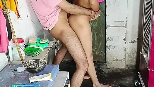 Göt amcık sikiyor yarak emiyor göğüslerini emiyor memeden süt emiyor ve domaltarak yarağa oturuyor ve doğrudan Hintçe seste yatıyor