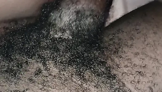 Ev bakıcısı amcığını gerdiriyor