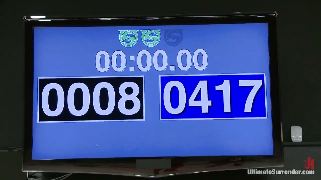 Büyük memeli 2 güreşçi, senaryosuz güreşçi sarışın kızıl başını parçalıyor onu bir fahişe gibi sikiyor