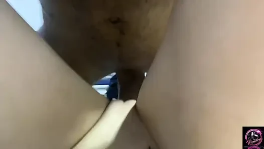 Kolumbianerin mit dickem arsch lutscht einen großen schwanz und bekommt sperma auf ihr gesicht