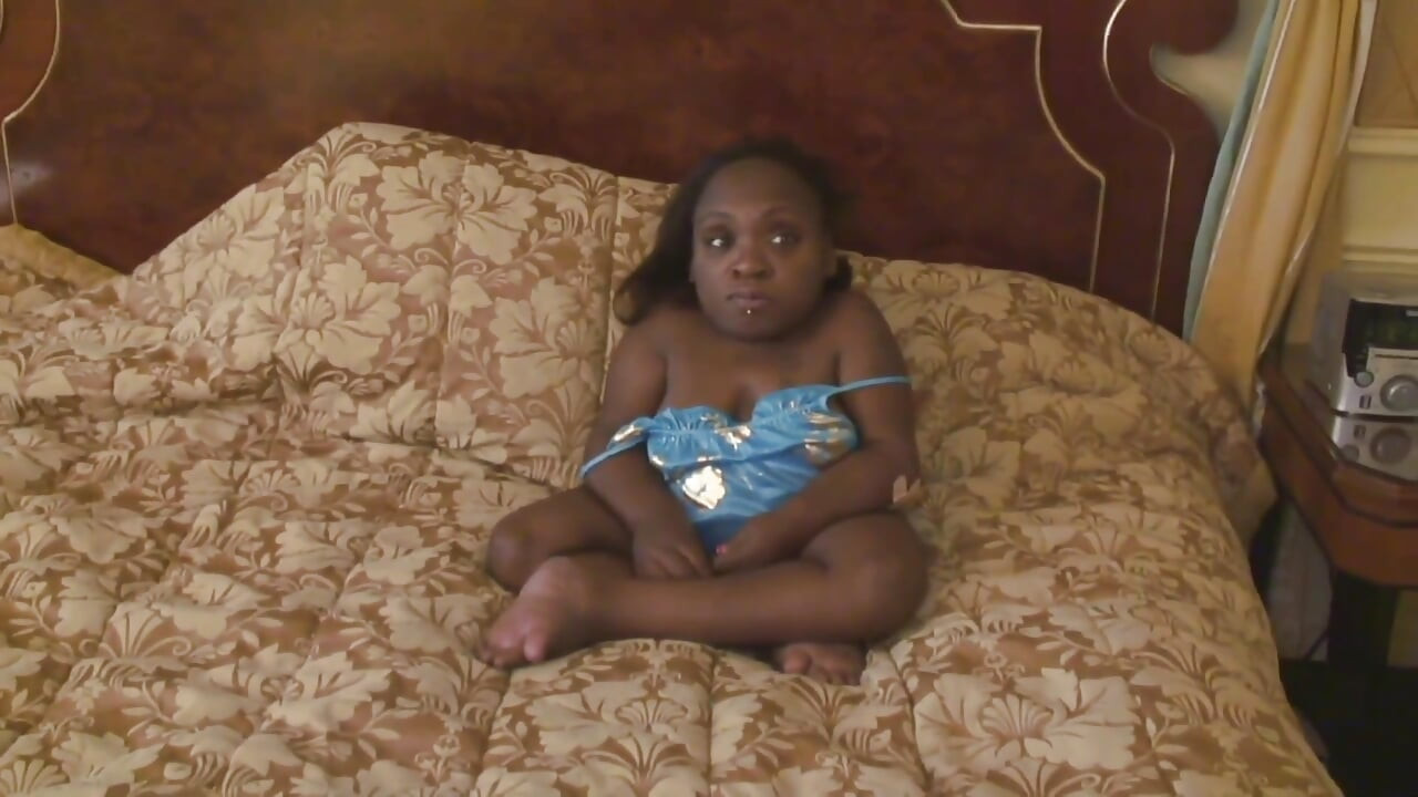 يتم رش قزم الأبنوس على بطنها