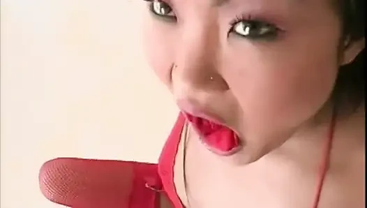 Sapık kırmızı çoraplı seksi Asyalı sürtük büyük yarağı emiyor ve sonra götüne sokuyor