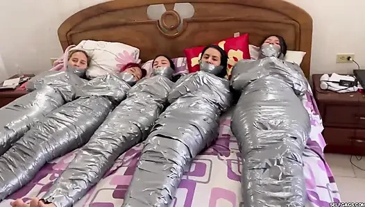 5 mumyalanmış kız boğuşuyor ve ağzı tıkalı!
