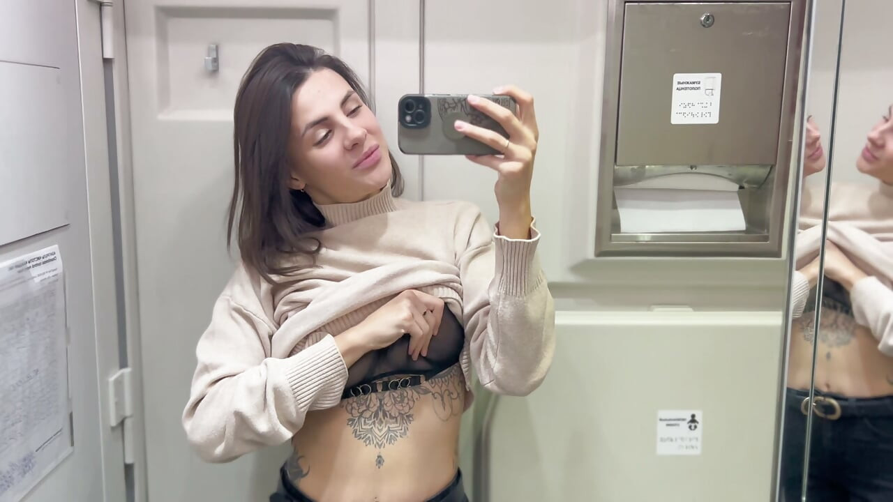 I found a secluded spot on the train to jerk off and caress my pussy.