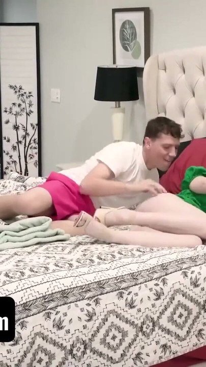 สองรุ่นแม่น่าเย็ดสดหย่าร้างสลับลูกเลี้ยงชายครั้งแรกและพวกเขาเย็ดกัน - Momswap | คลิป 1