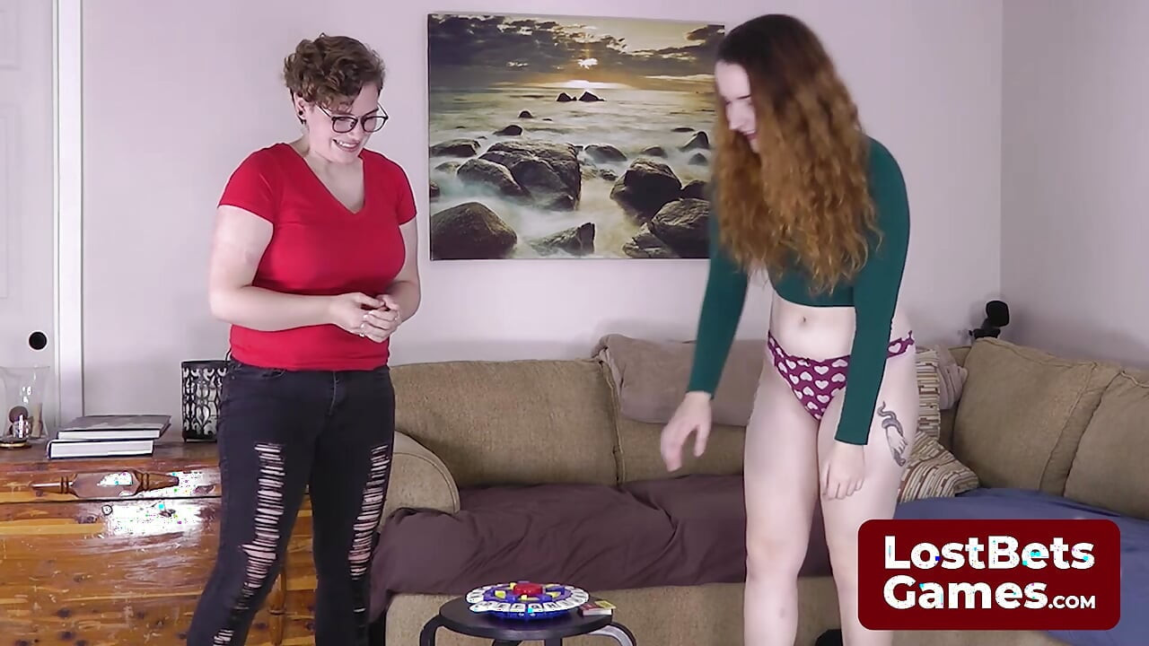 Djevojke se izmjenjuju u imenovanju predmeta dok jedan ne posustane, izgubivši komad odjeće