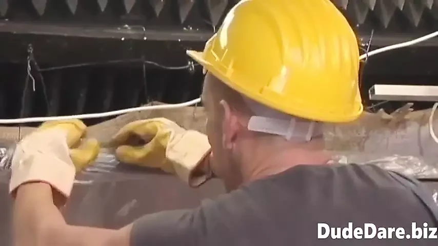 Momci koji rade na gradilištu se jebu na poslu