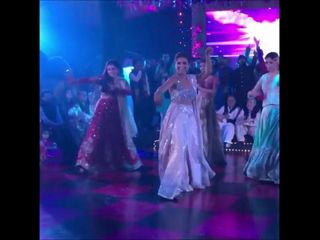 Desi Pakis Mädchen tanzen bei einer Hochzeit
