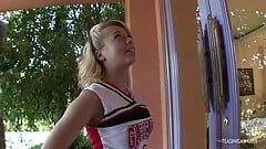 Selma wordt de nieuwe cheerleader nadat ze haar geile coach een natte pijpbeurt heeft gegeven