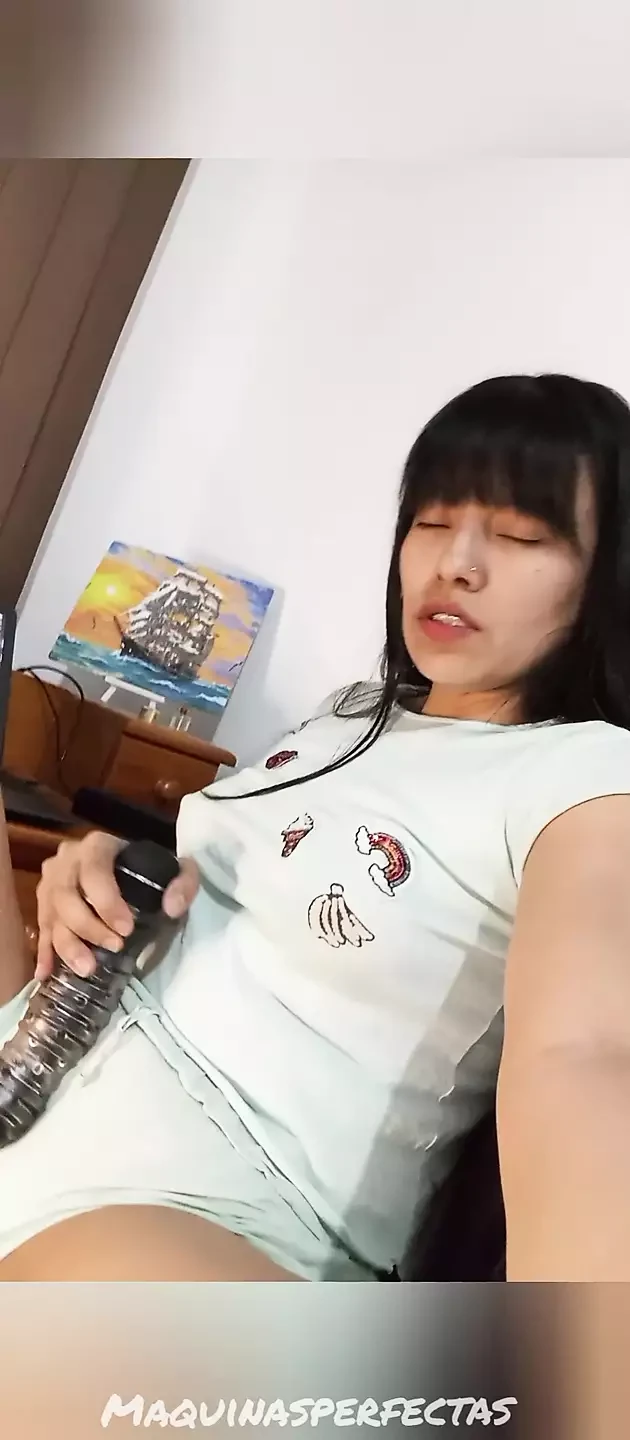 HORNY AND HOT SHE MASTURBATES FOR YOU SHE KNOWS HOW TO CUM IN SQUIRTS MAQUINASPERFECTAS