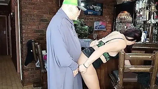 Dish Horny Alien Baru Saja Keluar Dari Ruang Angkasa