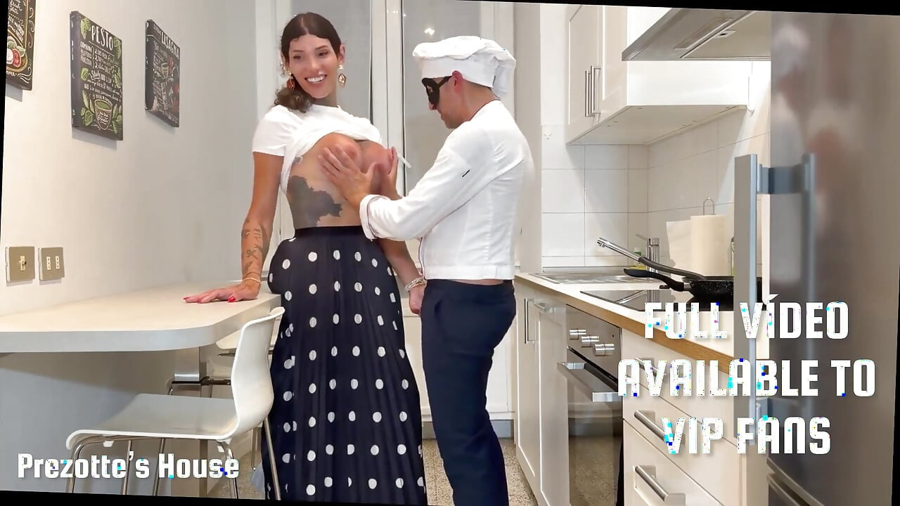 Pretplati se odmah da gledaš ovo i ostale videe: Jebanje u Prezotteinoj kuhinji - Kuhar jebe svoju pomoćnicu na poslu.