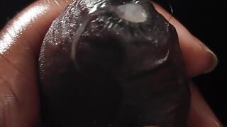 Ostro szarpanie twardego czarnego kutasa z pre-cum
