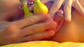 Une chatte pompée mange des bananes