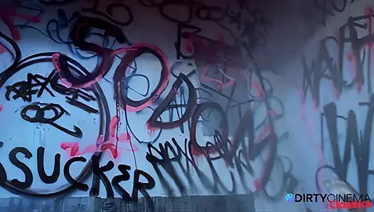 Tutsak sürtük seks zindanında götünü siktiriyor