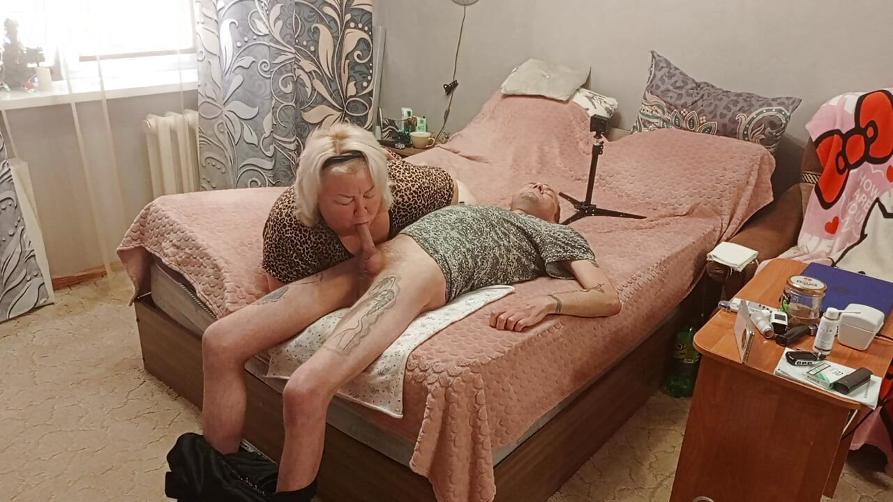 แม่เลี้ยงอมควยเพื่อให้ได้น้ําเงี่ยนเต็มปาก