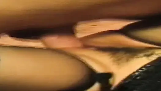 Retro olgun hatun yoğun parmaklama eyleminden çılgınca fışkırtıyor