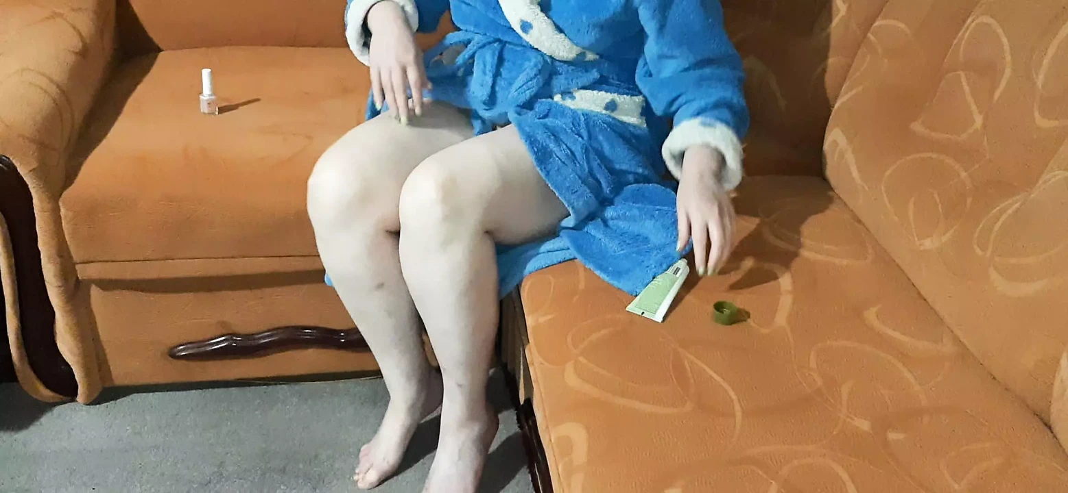 Accidental flash of mom's pussy.