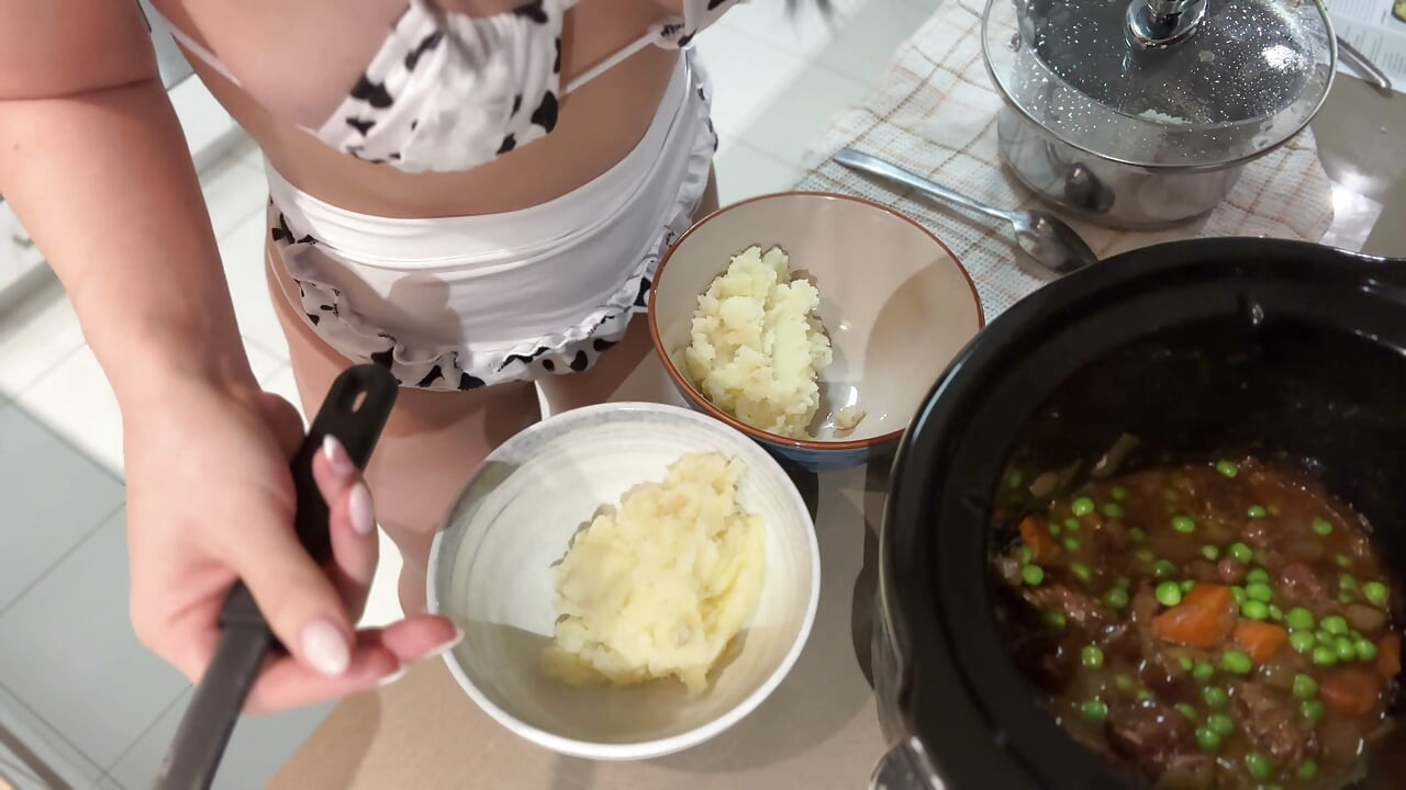 Cozinhando o jantar com Luna enquanto usa um biquíni minúsculo