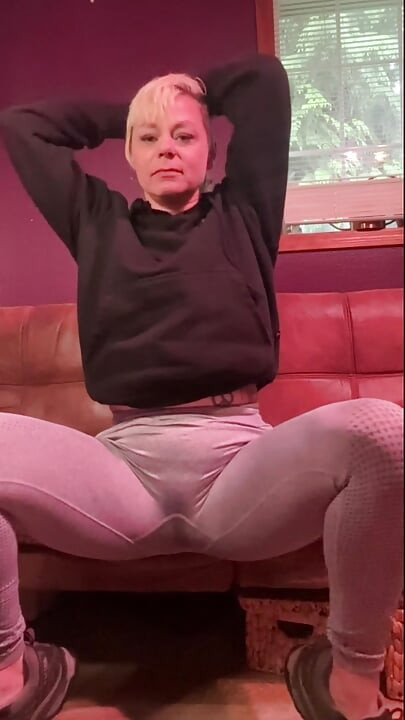 Pussy play in leggings