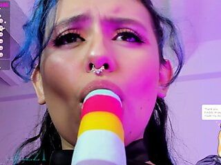 Parte 1: modelo colombiana de webcam adora pensar em um pau enorme dentro da boca, ela é uma puta pedindo fichas.