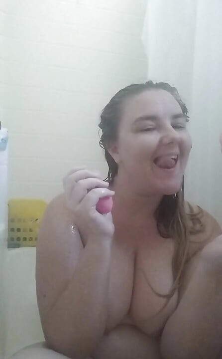 Dobré ráno! Připojte se ke mně Ve sprše .... Přinesla jsem si hračky, se kterou si mohu hrát!