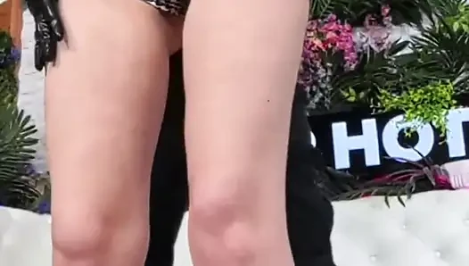 Dolly Paiges süße muschi wird beim lutschen eines dildos geleckt!