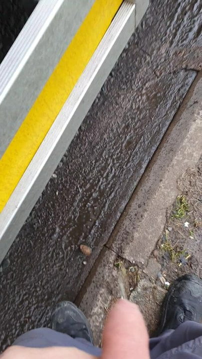 Out door piss