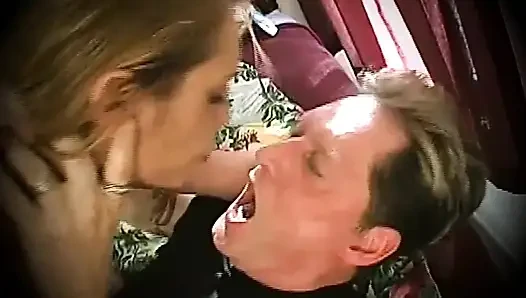 Azgın genç sürtük için iki büyük yarakla çifte penetrasyon