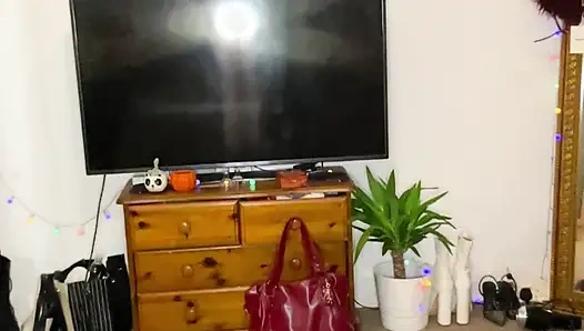 Sürtük İngiliz üniversiteli genç kız striptiz yapıyor