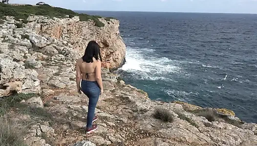 Крошка мастурбирует в машине, затем сосет и скачет на массивном члене